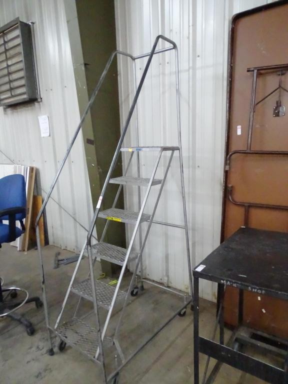 METAL FRAMED STEP LADDER ON WHEELS