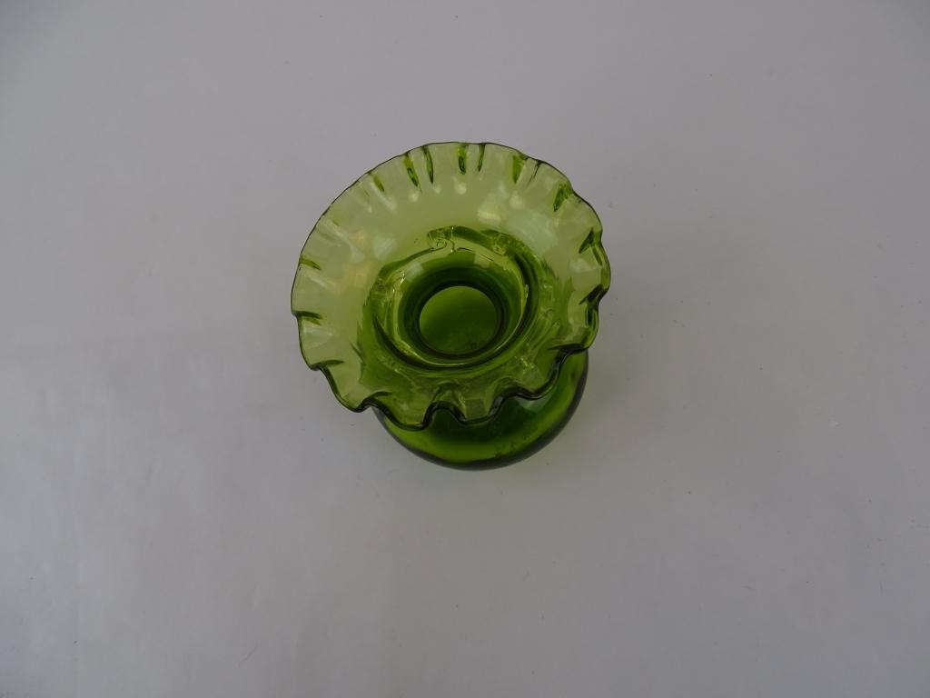 VTG GREEN GLASS VASE W/RUFFLED EDGE DESIGN