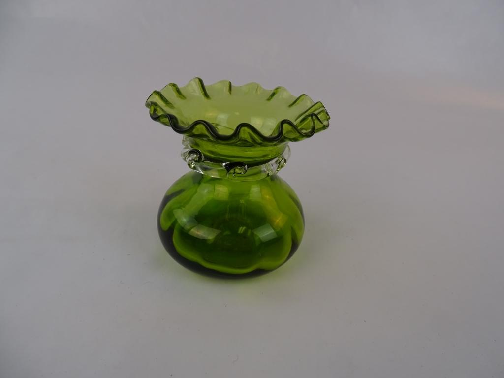 VTG GREEN GLASS VASE W/RUFFLED EDGE DESIGN