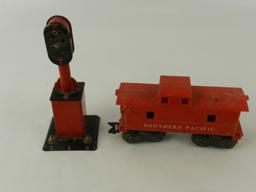 VTG MARX SOUTHERN PACIFIC TRAIN CAR & SIGNAL LIGHT