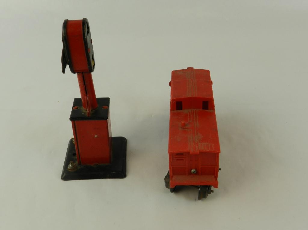 VTG MARX SOUTHERN PACIFIC TRAIN CAR & SIGNAL LIGHT