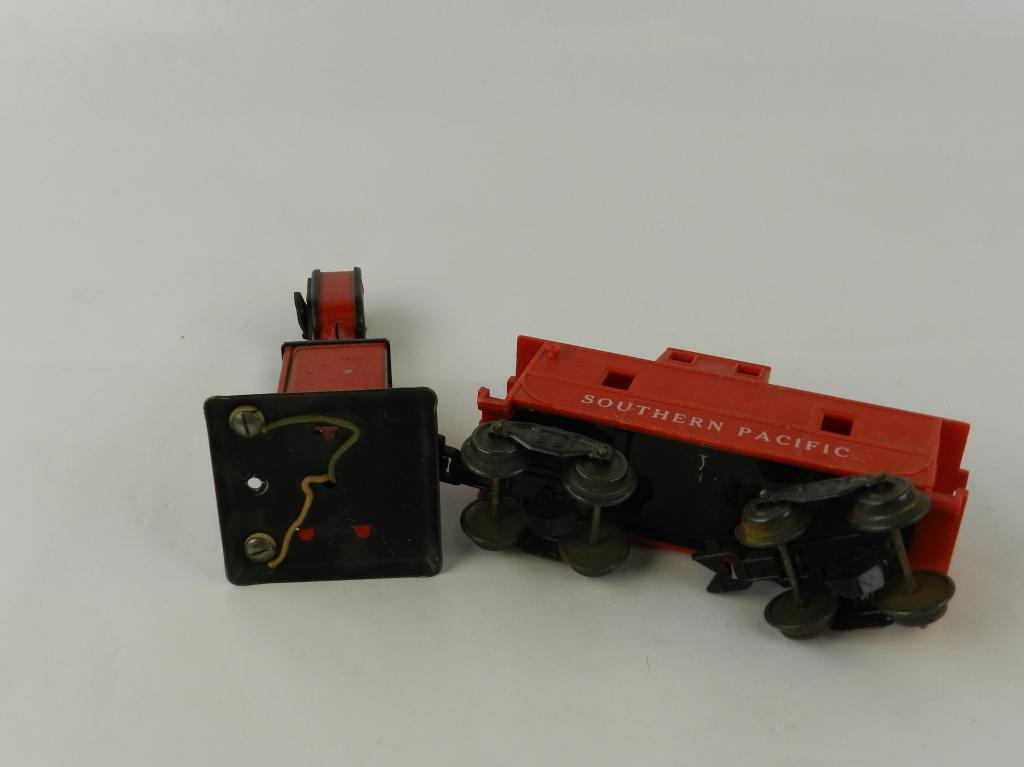 VTG MARX SOUTHERN PACIFIC TRAIN CAR & SIGNAL LIGHT