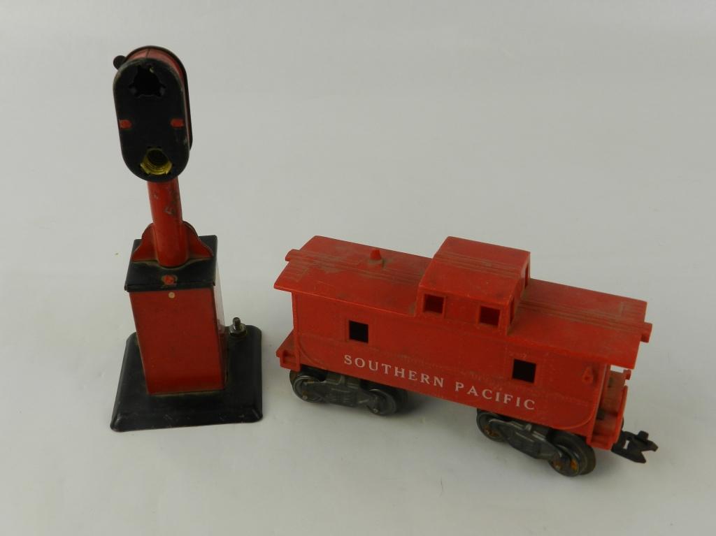 VTG MARX SOUTHERN PACIFIC TRAIN CAR & SIGNAL LIGHT