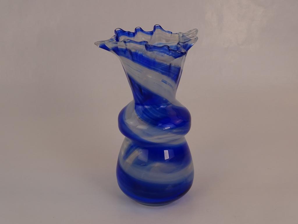 ART GLASS VASE WITH RUFFLED EDGES.