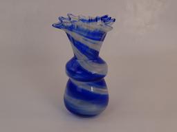 ART GLASS VASE WITH RUFFLED EDGES.