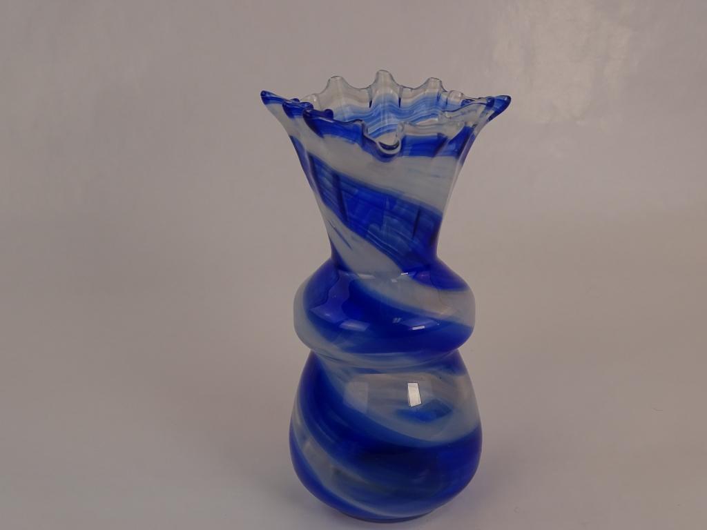 ART GLASS VASE WITH RUFFLED EDGES.