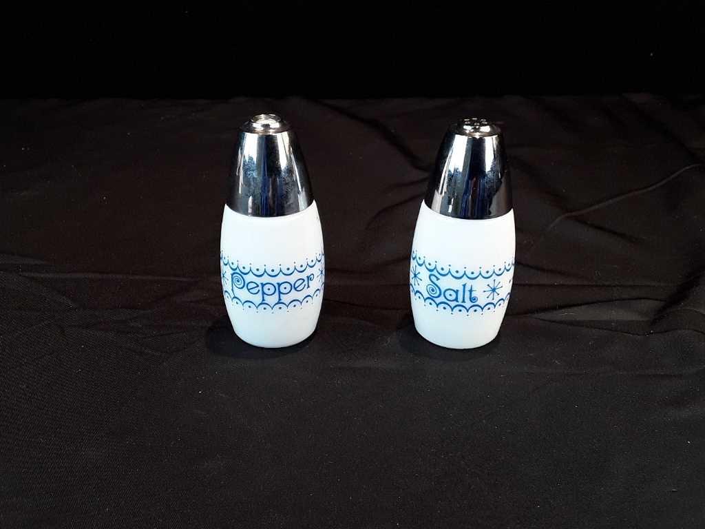 VINTAGE MOD SALT & PEPPER SHAKERS