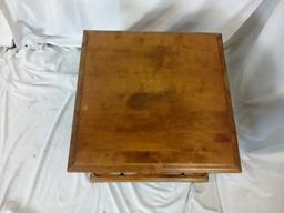 2 SQUARE SIDE TABLES