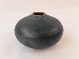 VINTAGE AMERICAN RAKU VASE WITH KW ON THE BOTTOM