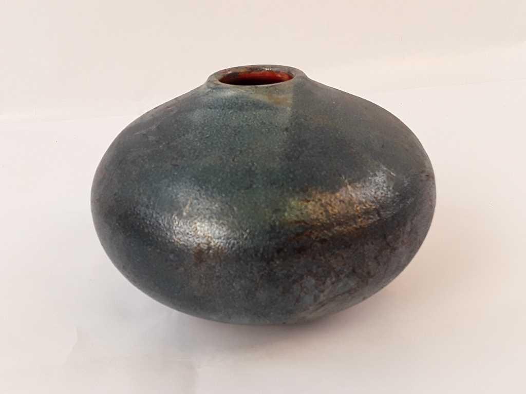 VINTAGE AMERICAN RAKU VASE WITH KW ON THE BOTTOM