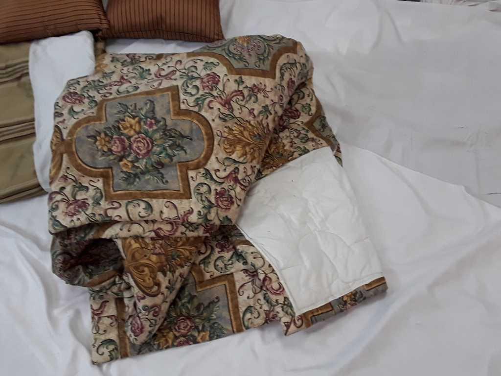 BED SHEET SET W/ 2PILLOWS & SKIRT / QUEEN