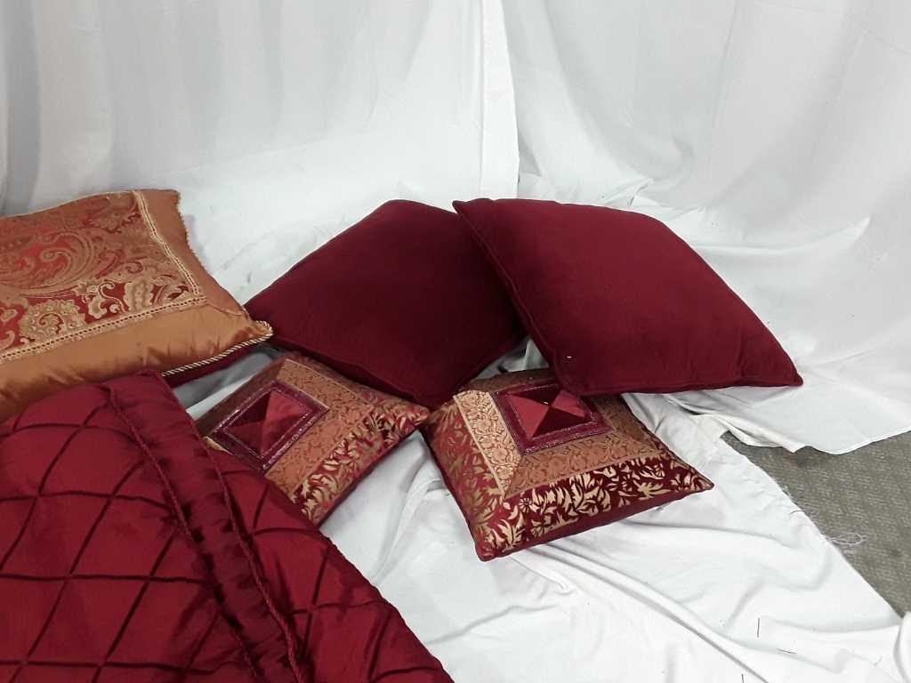 BED SHEET SET W/ 6 PILLOWS / QUEEN