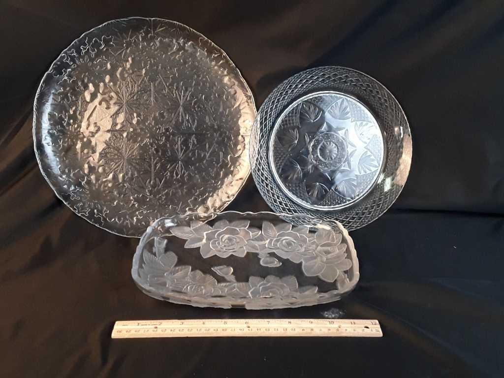 SET OF 3 GLASS SERVING DISHES.