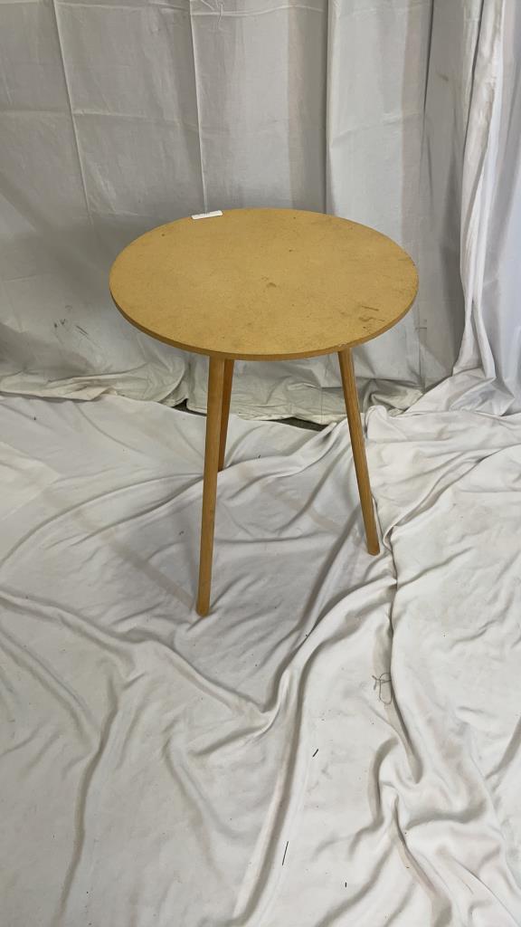 3- LEG WOOD ROUND TABLE