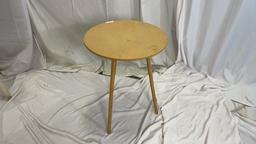 3- LEG WOOD ROUND TABLE