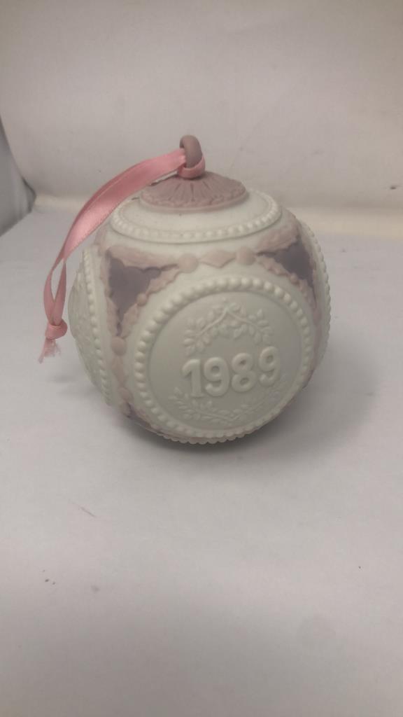 1989 LLADRO ANNUAL CHRISTMAS BALL ORNAMENT.