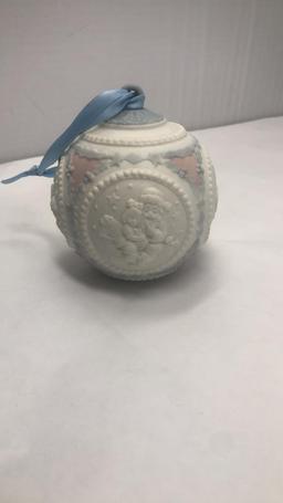 1990 LLADRO ANNUAL CHRISTMAS BALL ORNAMENT.