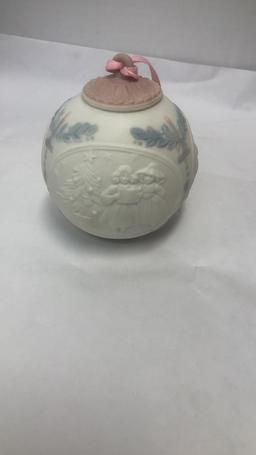 1992 LLADRO ANNUAL CHRISTMAS BALL ORNAMENT.