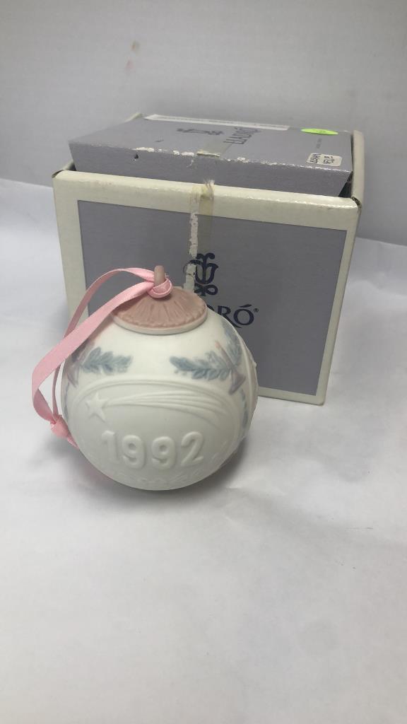 1992 LLADRO ANNUAL CHRISTMAS BALL ORNAMENT.