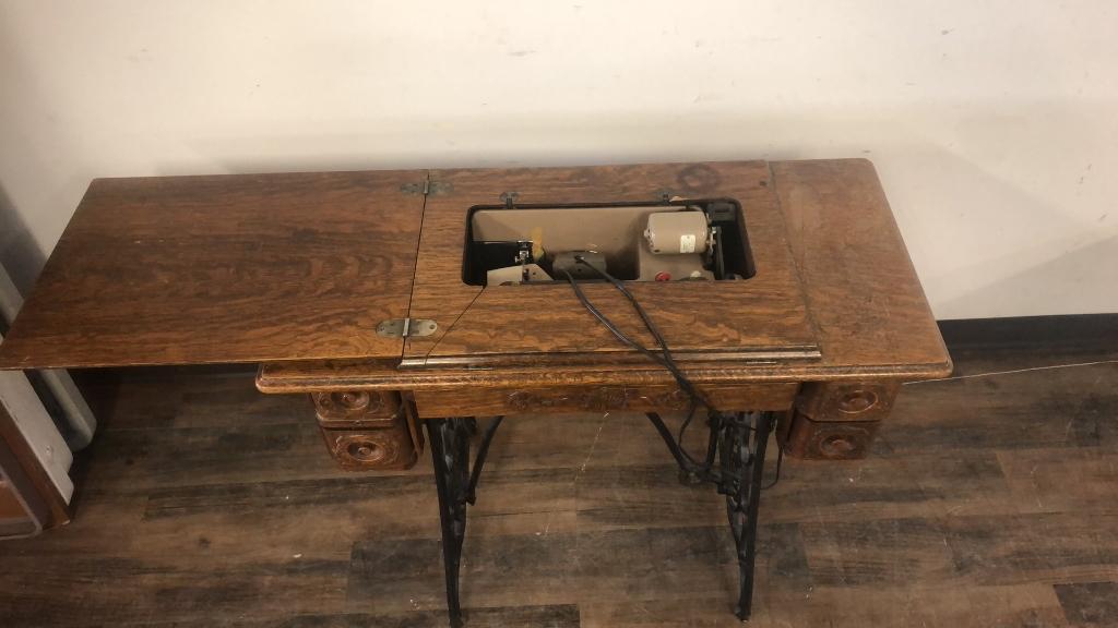 ANTIQUE SINGER TREADLE SEWING MACHINE W3 DRAWERS