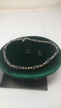 BLACK PEARL & BEAD NECKLACE AND EARRING SET.