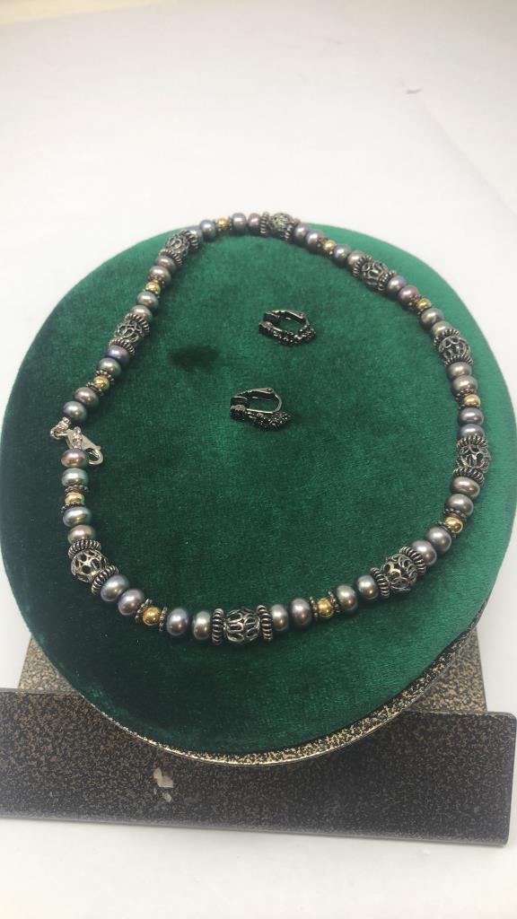 BLACK PEARL & BEAD NECKLACE AND EARRING SET.