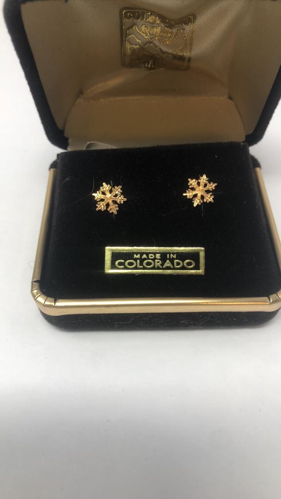 10KT YELLOW GOLD SNOWFLAKE EARRINGS.