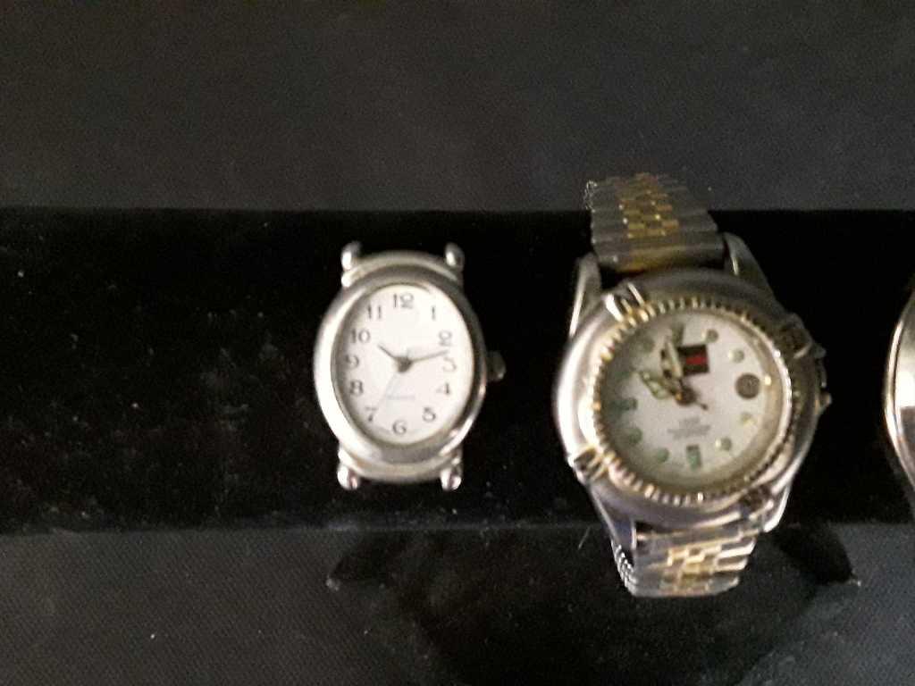 SET OF FOUR PIECES OF COSTUME JEWELRY, WATCHES