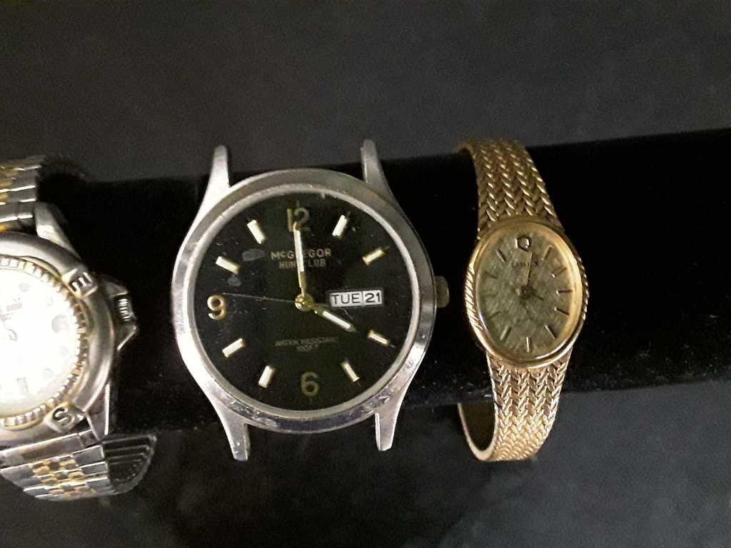 SET OF FOUR PIECES OF COSTUME JEWELRY, WATCHES