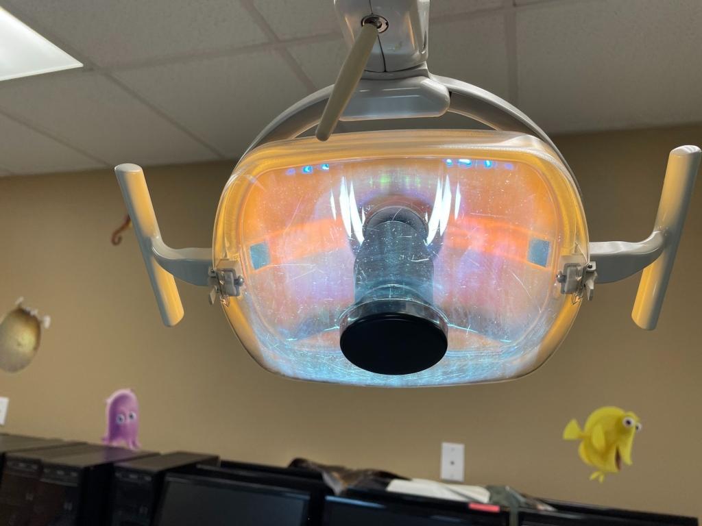 A-DEC DENTAL LIGHT