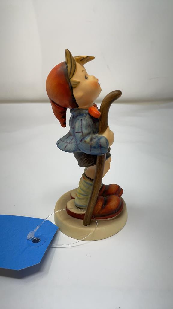 M.I HUMMEL FIGURINE "LITTLE HIKER"