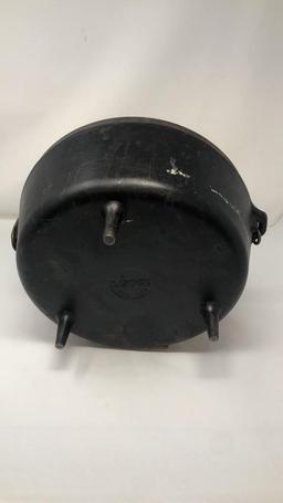 VINTAGE LODGE #12 CAST IRON DUTCH OVEN