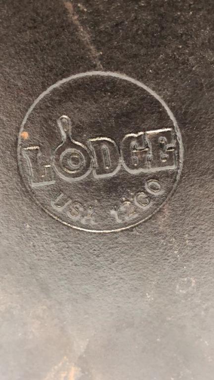 VINTAGE LODGE #12 CAST IRON DUTCH OVEN