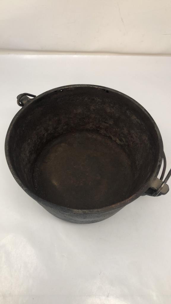 VINTAGE #8 CAST IRON DUTCH OVEN