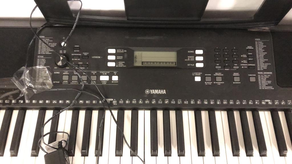 YAMAHA KEYBOARD & STAND.