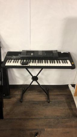 YAMAHA KEYBOARD & STAND.