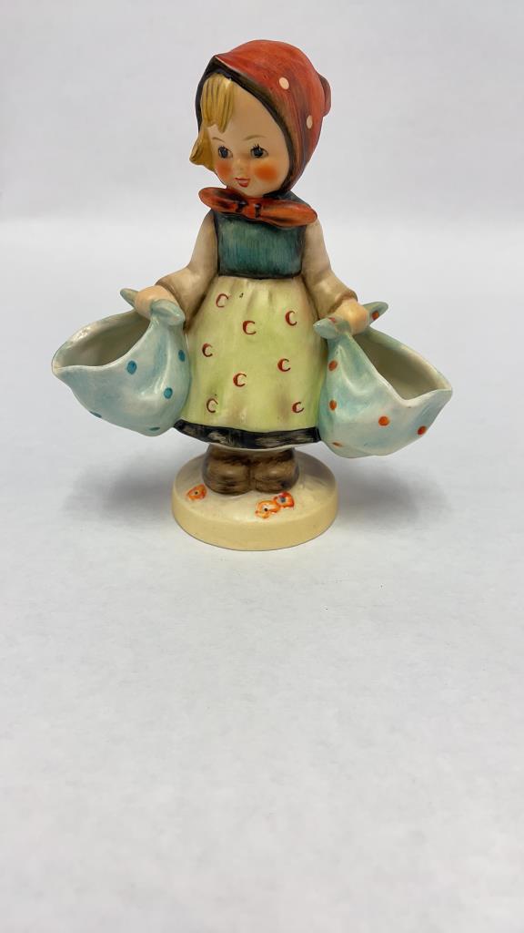 M.I. HUMMEL FIGURINE "MOTHER'S DARLING"