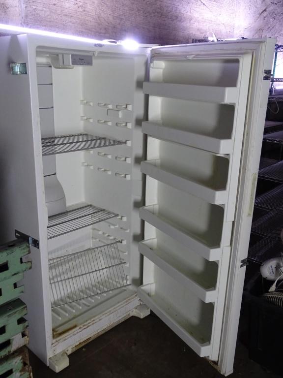 WHIRLPOOL UPRIGHT FREEZER.