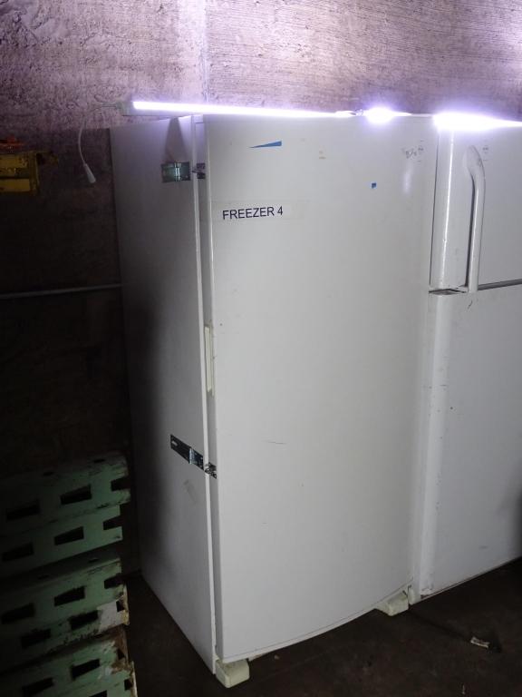 WHIRLPOOL UPRIGHT FREEZER.