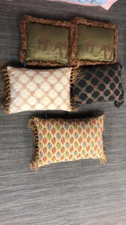 SEAT CUSHIONS & DÉCOR PILLOW SETS