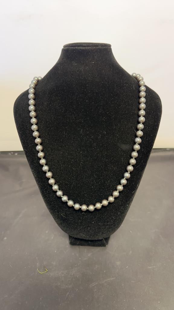 14K GOLD AND TAHITIAN PEARL NECKLACE.