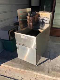 South Bend Stainless Steel 65 Lb Gas Fryer, Model: SB65SS w/ 3 Fryer Baskets