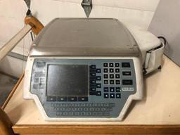 Hobart Quantum Model: 029032-BJ Commercial Digistal Deli Scale / Butcher Scale w/ Shelf