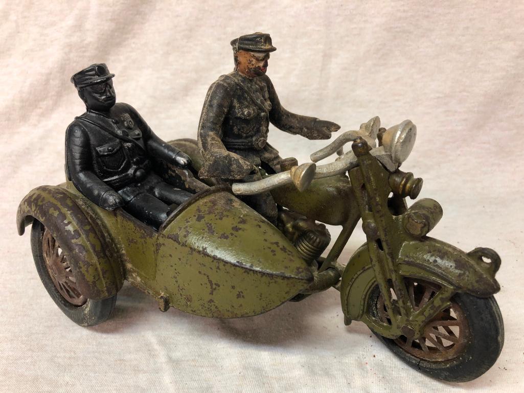 Hubley Cast Iron Harley-Davidson Twin Cyl Motorcycle with Side Car and Rider