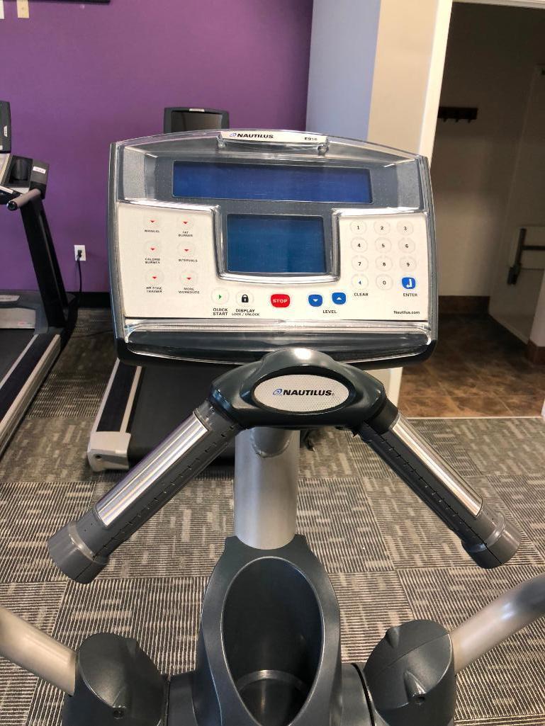 Nautilus E916 Elliptical Machine