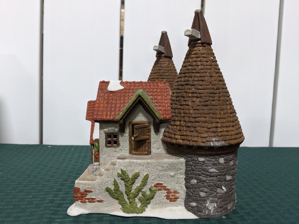 Dickens Village Series-Department 56 -Bishops Oast House (The Heritage Village Collection