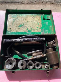 Greenlee 767 Hydraulic Hand Pump w/ Knockout Punch Driver Set No. 7306