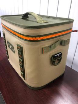 YETI Hopper Flip 18 - Field Tan/Blaze Orange