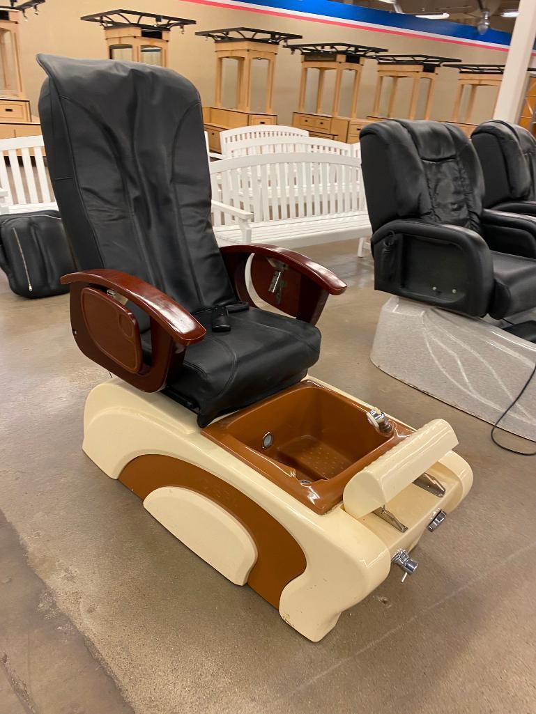 Massage Chair Model J51W03DL A-2T, 120v, 150w w/ Foot Spa & Remote