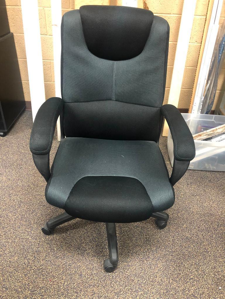 Nice Clean Office Chair Sold by Office Depot, w/ Fixed Arms, Padded, Adjustable, Good Cond.